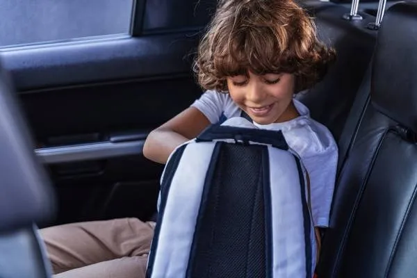 Enfant attaché en sécurité voiture